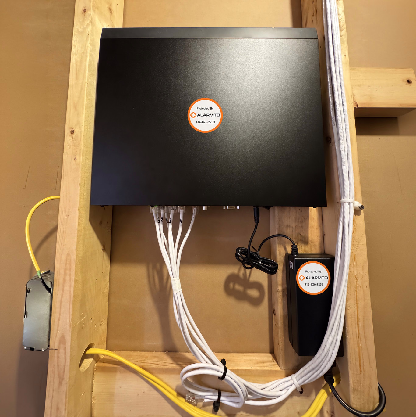Alarmto security equipment with labeled network cables and backup power